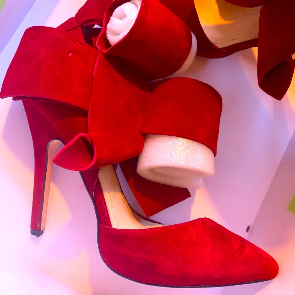 Aminah Abdul Jillil red bow ankle strap pumps..